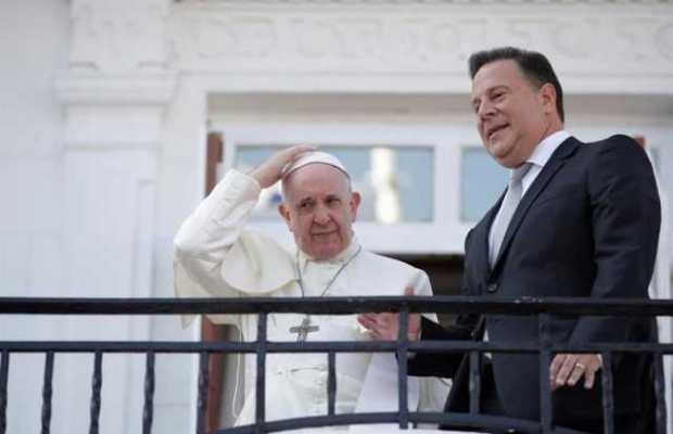 El papa Francisco, y el presidente de Panamá Juan Carlos Varela.