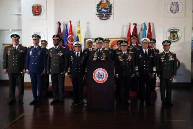 El ministro de Defensa, Vladimir Padrino López (c), ofrece una rueda de prensa este jueves, en Caracas (Venezuela)