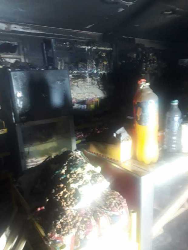 Bomberos controló incendio en el barrio Los Arrayanes, de Manizales Bomberos controló incendio en el barrio Los Arrayanes, de Manizales