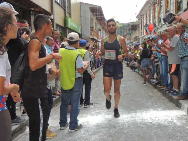 El atleta Jónathan Serna repitió título en la San Silvestre de Neira 