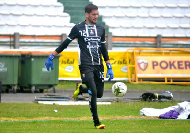 Gerardo Ortiz, nuevo portero del Once Caldas, durante la práctica de ayer en el estadio Palogrande. El guaraní se adapta a la di