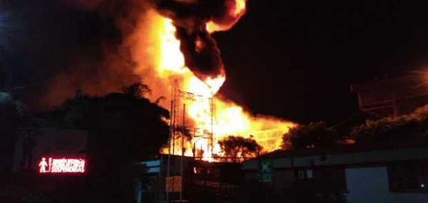 Explosión de transformadores provoca incendio en Ternium