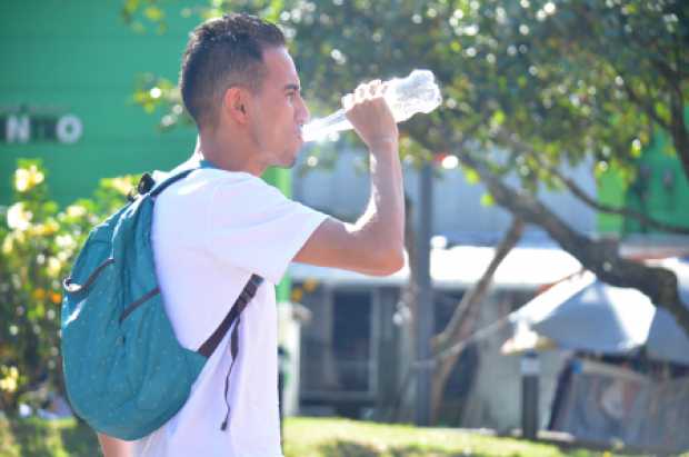 En Manizales los ciudadanos se hidratan constantemente para soportar las elevadas temperaturas. 