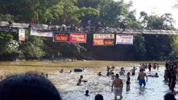 El video circuló por redes sociales. Momento de la caída del puente. 