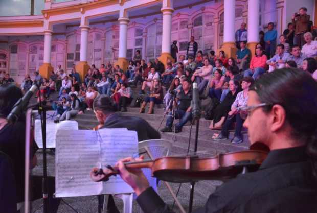 Los asistentes estuvieron atentos durante el concierto de la Orquesta de Cámara de Caldas.