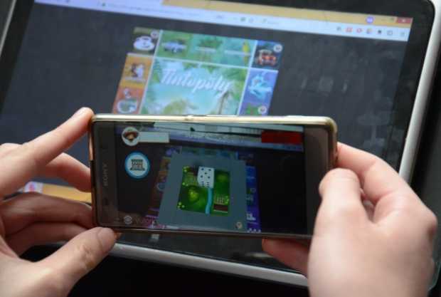 Un tablero, como el de Monopoly, y un dispositivo móvil son necesarios para jugar.