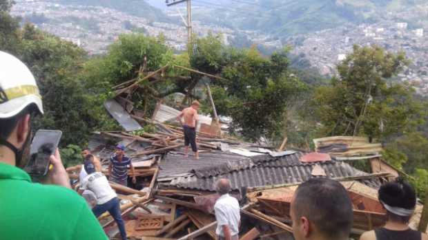 Una persona lesionada y otra atrapada tras colapso de una vivienda en el barrio El Carmen