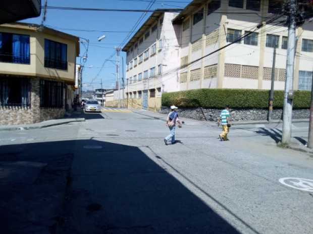Por esta calle del colegio Santa Teresita, asesinaron al habitante de la calle.