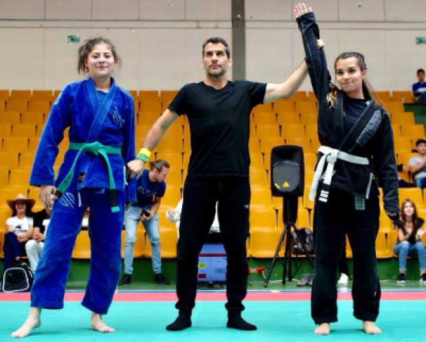 Camila Orozco Manrique (derecha) quedó campeona con su cinturón blanco en peso pluma 53,5 kilogramos. 