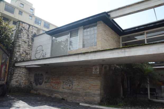 Estado de la fachada de una vivienda declarada Bien de Interés Cultural. Allí opera una