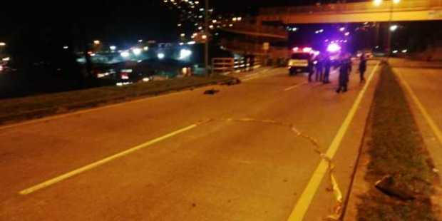 El accidente ocurrió debajo del puente peatonal.