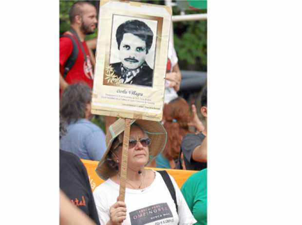 Tras la presión ejercida por las personas que se encontraban en la manifestación, la policía permitió la marcha, que recordó de 