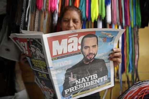 Una mujer lee un periódico que destaca la victoria de Nayib Bukele, en las elecciones presidenciales del domingo en El Salvador.