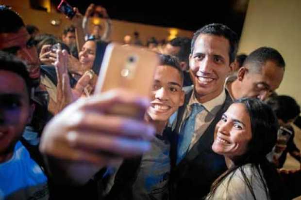 El jefe del Parlamento de Venezuela, Juan Guaidó, quien se proclamó mandatario interino del país en enero, posa para un selfi du