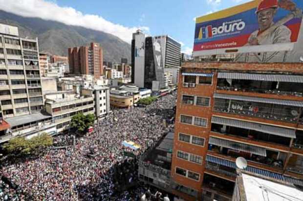 Miles de venezolanos salieron ayer a Caracas para reclamar el ingreso de la ayuda humanitaria que ya se acopia en Cúcuta y pedir