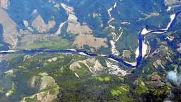 El crudo derramado por el ataque a Caño Limón-Coveñas, en Teorama, llegó al río Catatumbo.