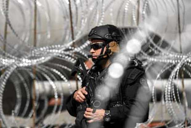 Foto | Efe | LA PATRIA Agentes fronterizos y soldados del ejército de Estados Unidos participan en un simulacro antidisturbios e