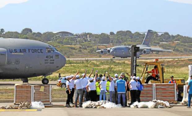 Foto | Efe | LA PATRIA Trabajadores descargan las ayudas del primero de tres aviones de carga C-17 de la Fuerza Aérea de Estados Unidos y celebran el aterrizaje del segundo avión en el Aeropuerto Camilo Daza de Cúcuta (Colombia), con ayuda humanitaria para Venezuela procedente de la base aérea de Homestead, en el sur de Miami. Foto | Efe | LA PATRIA Trabajadores descargan las ayudas del primero de tres aviones de carga C-17 de la Fuerza Aérea de Estado