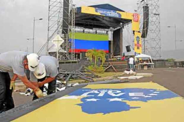 Dos hombres trabajaban ayer en el montaje de la tarima para el concierto Venezuela Aid Live en el puente fronterizo Tienditas. 