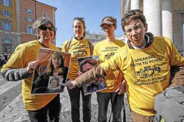 Manifestantes se congregan a las afueras de la Basílica de San Pedro durante la cumbre sobre pederastia en el Vaticano.