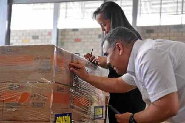 Los alimentos y medicinas están en una bodega cerca del puente Tienditas.