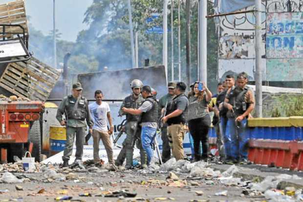 a ministra de asuntos Penitenciarios, Iris Varela, flanqueada por fuerzas de seguridad de Venezuela en el puente Francisco de Pa
