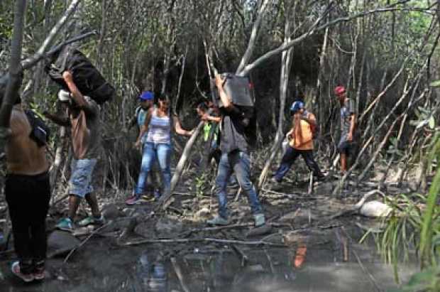 Los ciudadanos siguen volcándose a las trochas para poder pasar de lado a lado. Algunos, incluso tomaron la decisión de mudarse con su familia completa a Colombia, debido al recrudecimiento de la crisis en el vecino país. Los ciudadanos siguen volcándose a las trochas para poder pasar de lado a lado. Algunos, incluso tomaron la decisión de mudarse