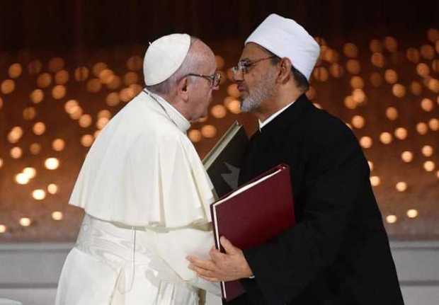 El papa Francisco (i) y el gran imán de Al Azhar, Ahmed al Tayeb, líder de la institución de referencia del islam suní (d), asis