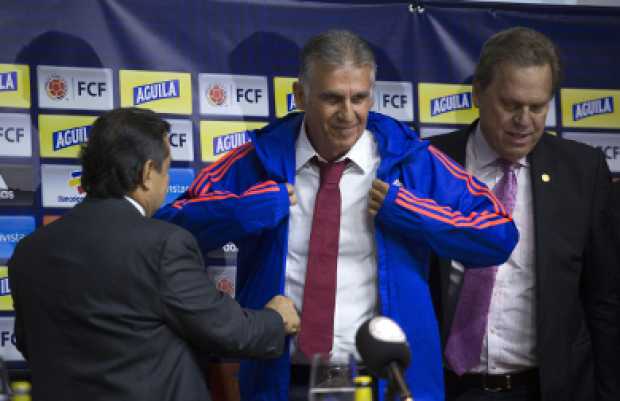 El portugués Carlos Queiroz (c) se colocó ayer la chaqueta de la Selección Colombia junto al presidente de la Federación Colombi
