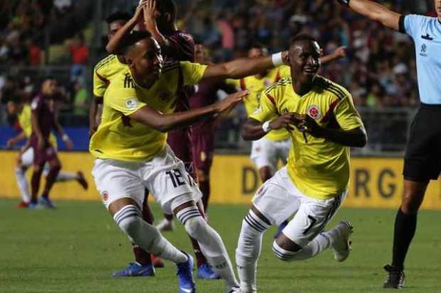 Iván Angulo (7), figura de la Selección Colombia Sub-20 en el Suramericano de Chile. El equipo necesita una victoria hoy para cl