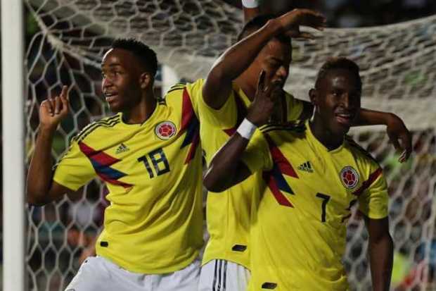 Iván Angulo (d) de Colombia celebra la anotación de un gol este jueves, durante un partido entre Venezuela y Colombia en el Camp