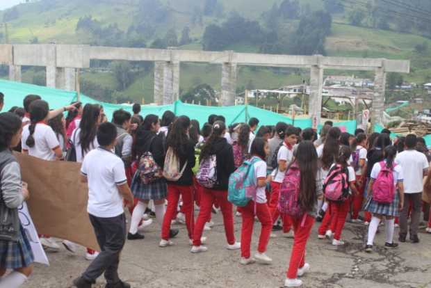 Los estudiantes, acompañados por padres y docentes, llegaron hasta el sitio donde se construirá el nuevo colegio, en una esquina