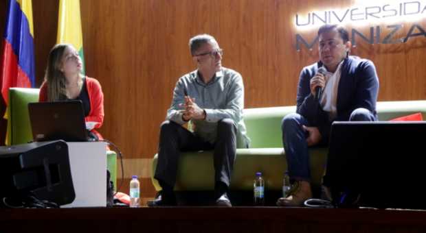 La conversación fue moderada por Mónica Arango, docente de la Escuela de Comunicación Social y Periodismo de la UM. La conversación fue moderada por Mónica Arango, docente de la Escuela de Comunicación Social y Periodismo de la UM.