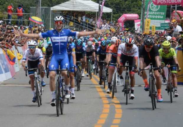 Álvaro Hodeg le gana a Fernando Gaviria la etapa del Tour Colombia 2.1