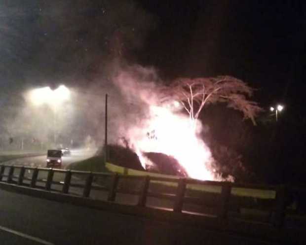 Bomberos controló incendio en San Peregrino, en la vía a Chinchiná