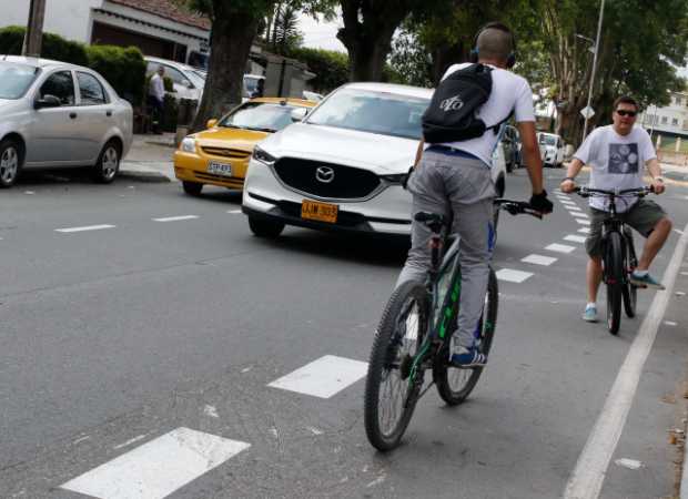 Ciclistas se quejan por ciclorruta al revés 