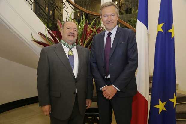Foto | Colprensa | LA PATRIA Octavio Arbeláez junto al embajador de Francia Gautier Mignot.