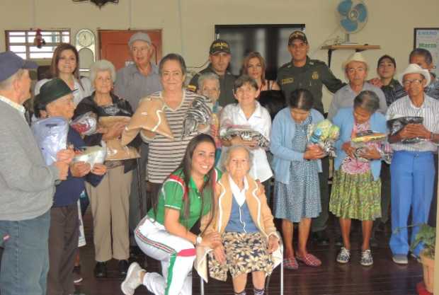 La alegría de los abuelos selló la foto para el recuerdo del benefactor y su familia.