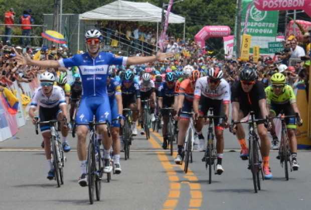 Álvaro Hodeg (azul), del Quick Step, sorprendió ayer en La Ceja (Antioquia) y ganó el embalaje de la segunda etapa del Tour Colo