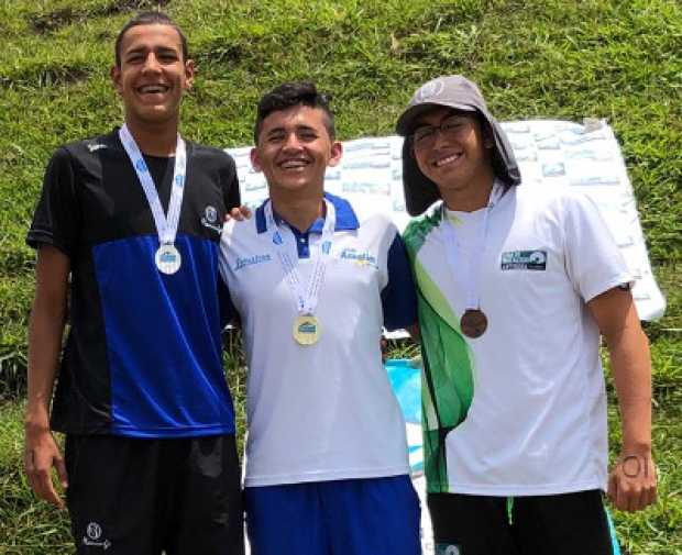 Jhonatan Rodríguez (centro), medalla de oro en el Campeonato Nacional Interclubes De Aguas Abiertas. 