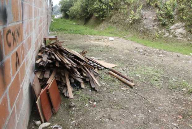 Habitantes de San Cayetano parte alta se quejan de que desconocidos están tirando desechos junto a la ladera.
