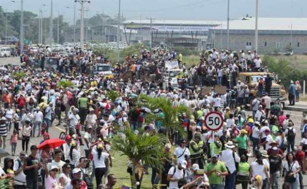Guardia Nacional de Venezuela bloquea paso de ayuda humanitaria pese a súplicas de manifestantes  