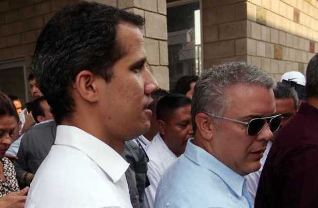 Iván Duque hace entregó oficialmente ayudas a Juan Guaidó 