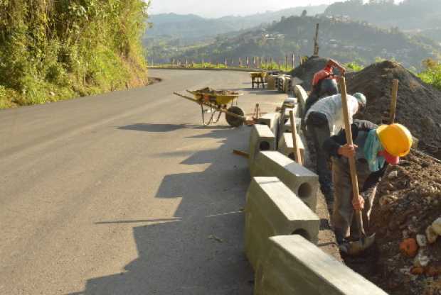 Trabajadores en la carretera Liborio - Livonia