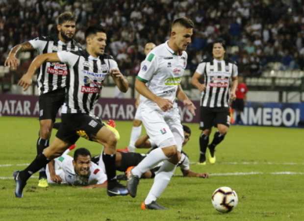 Juan David Rodríguez tuvo una opción de gol clara para el Once Cadas, pero el balón se estrelló en el horizontal.