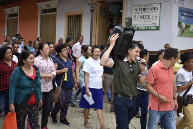 Cerca de 150 personas protestaron por las calles de Pácora para pedir reducción de precios en las tarifas de agua.