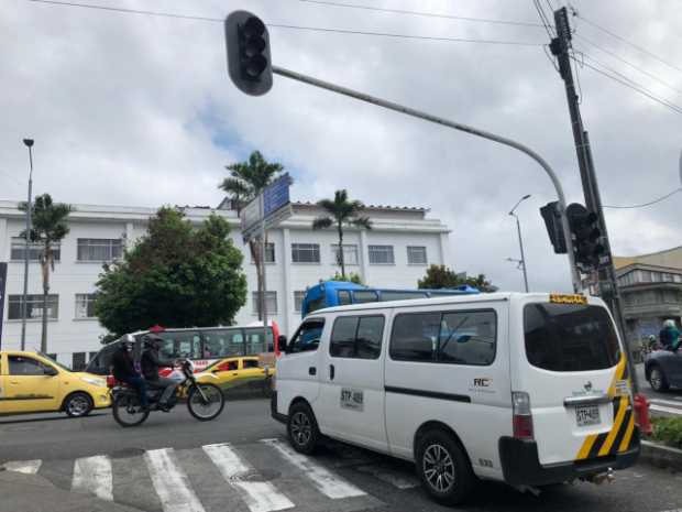 Peatones y conductores se quejaron por semáforo apagado Los Rosales (Manizales)