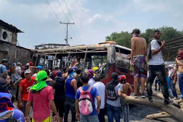 Policía venezolana incendia dos camiones con ayuda humanitaria