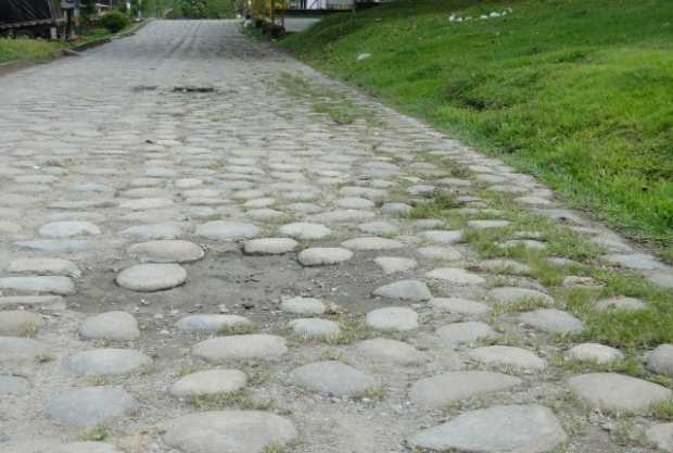 Las calles empedradas de Pueblo Nuevo pierden su encanto por falta de mantenimiento.