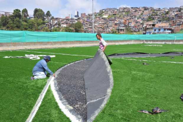 Así está quedando la cancha del barrio Arrayanes. Será la cuarta sintética de fútbol en la ciudad. 